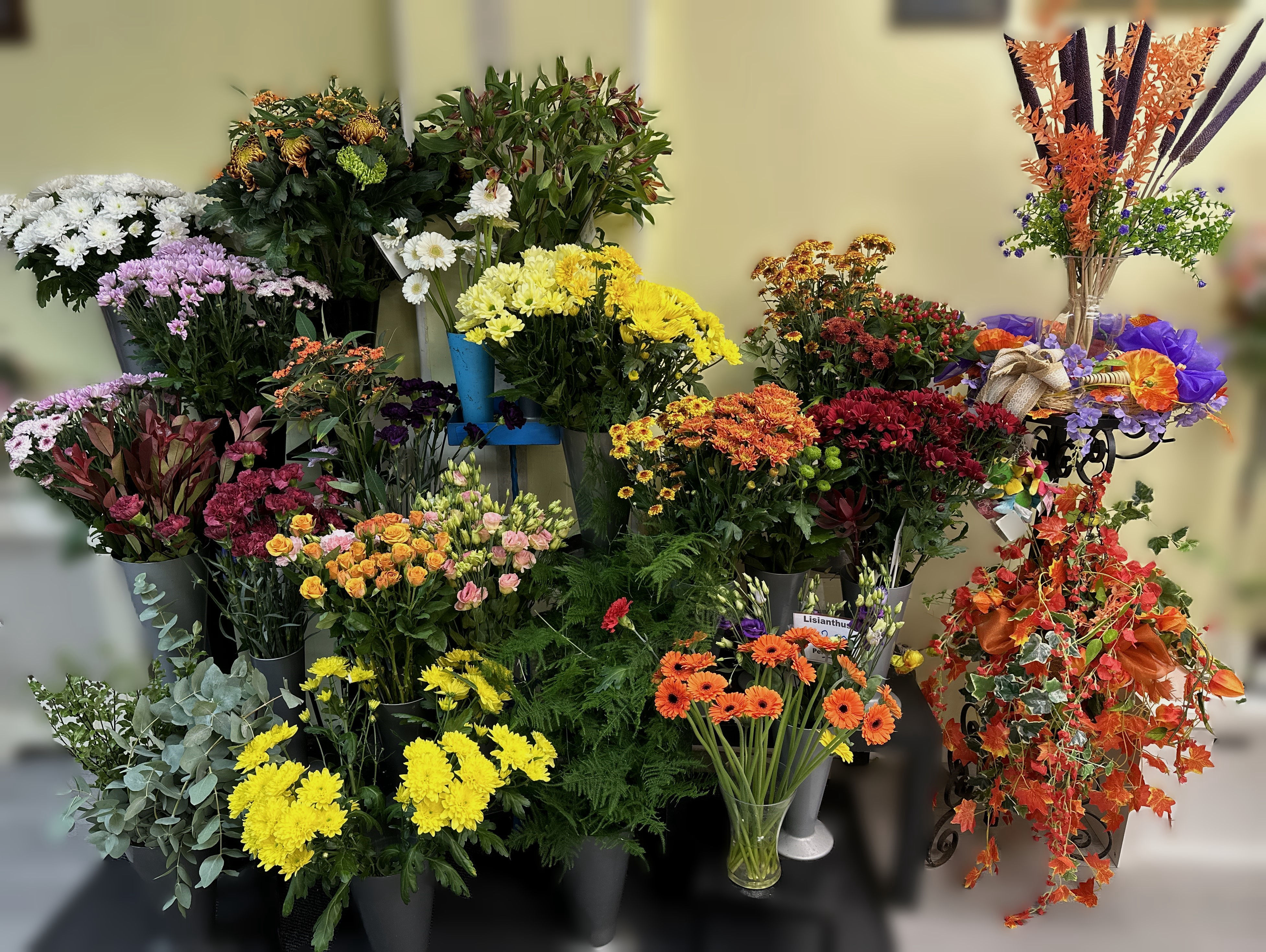 A photo of mixed flowes and colours arranged on different height stands